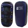 Blau-Schwarzes Muay Thai Schlagpolster mit ergonomischen Haltegriffen und robustem Material.