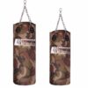 Zwei Boxsäcke im Camouflage-Design in unterschiedlichen Größen, mit stabiler Kettenaufhängung, auf weißem Hintergrund.