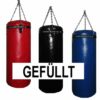 Drei gefüllte Boxsäcke der Serie Defender in Rot, Schwarz und Blau, mit stabiler Kettenaufhängung und dem Schriftzug 'GEFÜLLT', auf schwarzem Hintergrund.
