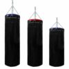 Drei ungefüllte schwarze Boxsäcke der Serie Destroyer mit blauer und roter Oberkante, aufgehängt an robusten Ketten, auf weißem Hintergrund.