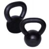 Massive, schwarze Kettlebells aus Stahl mit ergonomischem Griff für professionelles Krafttraining und Ballistikübungen.