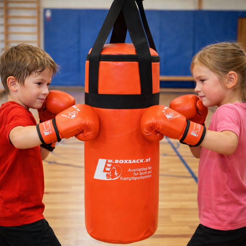 Kinder Boxsack Training zu zweit – zwei Kinder trainieren gemeinsam am Boxsack mit Boxhandschuhen.
