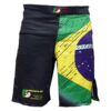 Schwarze MMA Shorts mit brasilianischen Farben und funktionalem Schnitt für optimale Beweglichkeit.