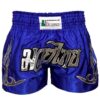 Muay Thai Shorts in Blau mit silbernen Stickereien und elastischem Bund für optimalen Halt.