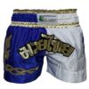 Muay Thai Shorts in Blau und Weiß mit goldener Stickerei und traditionellem Schriftzug.