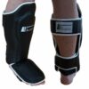 Robuster Schienbeinschoner in Schwarz mit Ristschutz, geeignet fĂĽr intensives Muay Thai Training.
