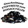 Ein Haufen bunter Stoffreste mit dem Schriftzug 'Geschnittene STOFFRESTE zum BOXSACK FÜLLEN' darüber, auf weißem Hintergrund – ideales Füllmaterial in Deutschland.