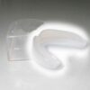 Zahnschutz in transparenter Farbe mit hygienischer Aufbewahrungsbox, ideal für Kampfsportarten.
