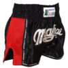 Schwarze Muay Thai Shorts mit roten Mesh-Seitenteilen und elastischem Bund, seitliche Ansicht.
