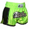 Neon-grüne Muay Thai Shorts mit schwarzen Mesh-Panels und silbernem Muay Thai Schriftzug.