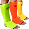 Neonfarbene Schienbeinschoner mit Ristschutz in den Farben Grün, Orange und Gelb.