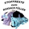 Ein Haufen ungeschnittener Stoffreste in verschiedenen Farben, wie Blau und Lila, mit dem Schriftzug 'Stoffreste zum Boxsack füllen' darüber, auf weißem Hintergrund.