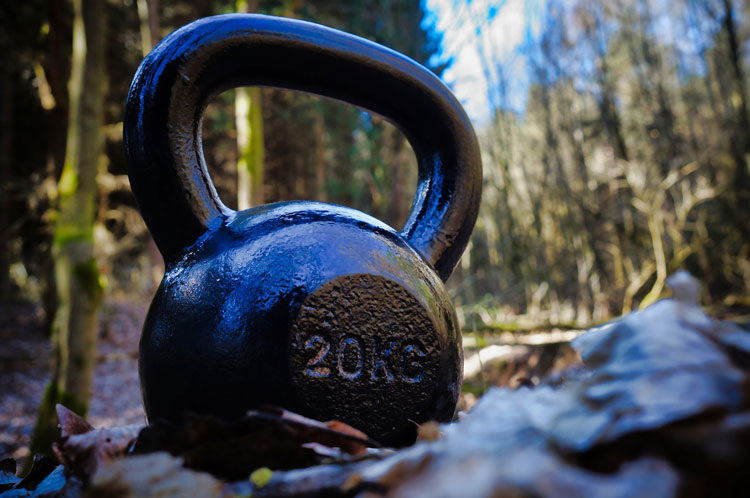 Schwarze Kettlebell in der Natur