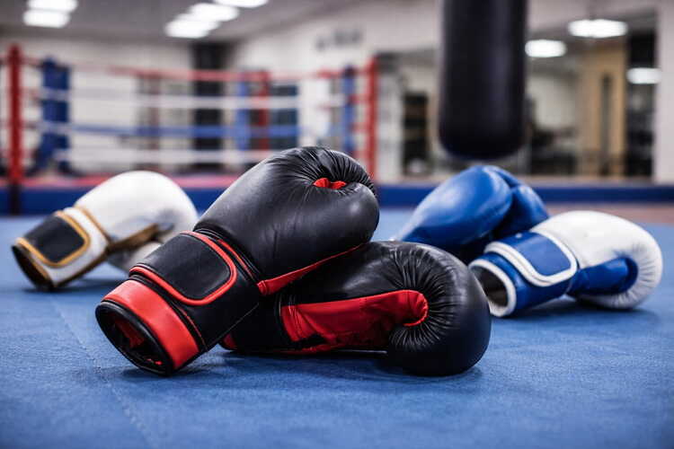 Trainings-Boxhandschuhe liegen im Boxring und stehen für professionelles Boxtraining, Sparring und intensives Workout im Gym.